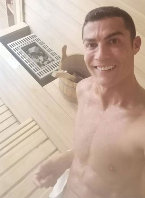 Ronaldo đăng ảnh trong phòng tắm hơi